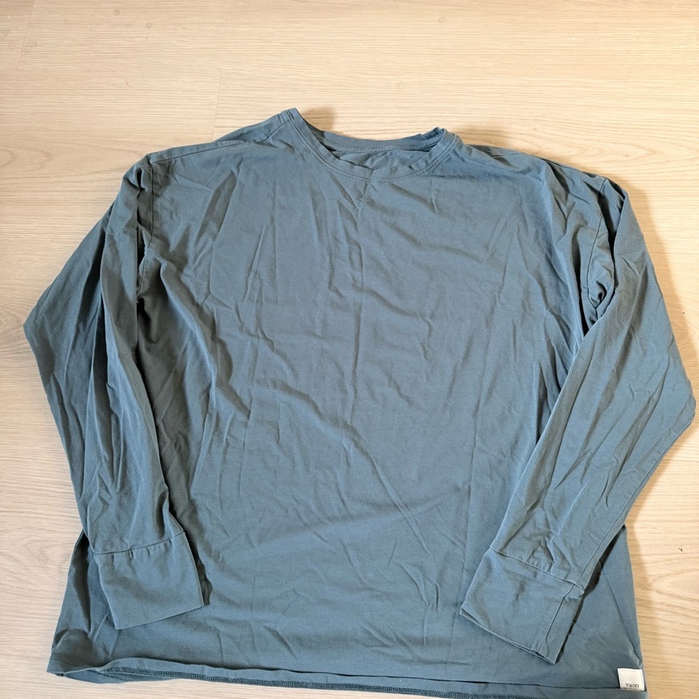 Vuori long sleeve feather tee shirt